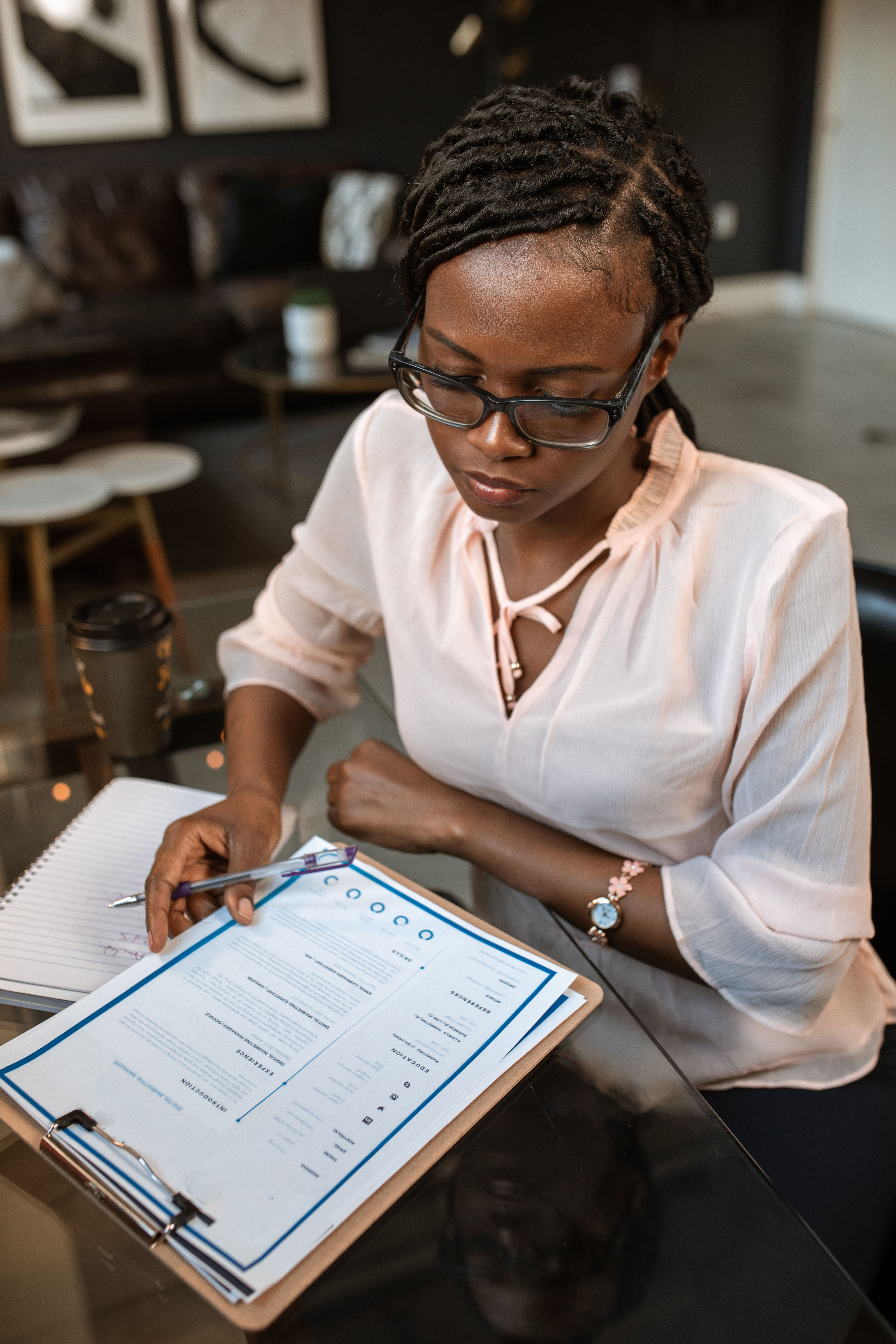 Femme travaillant sur son CV